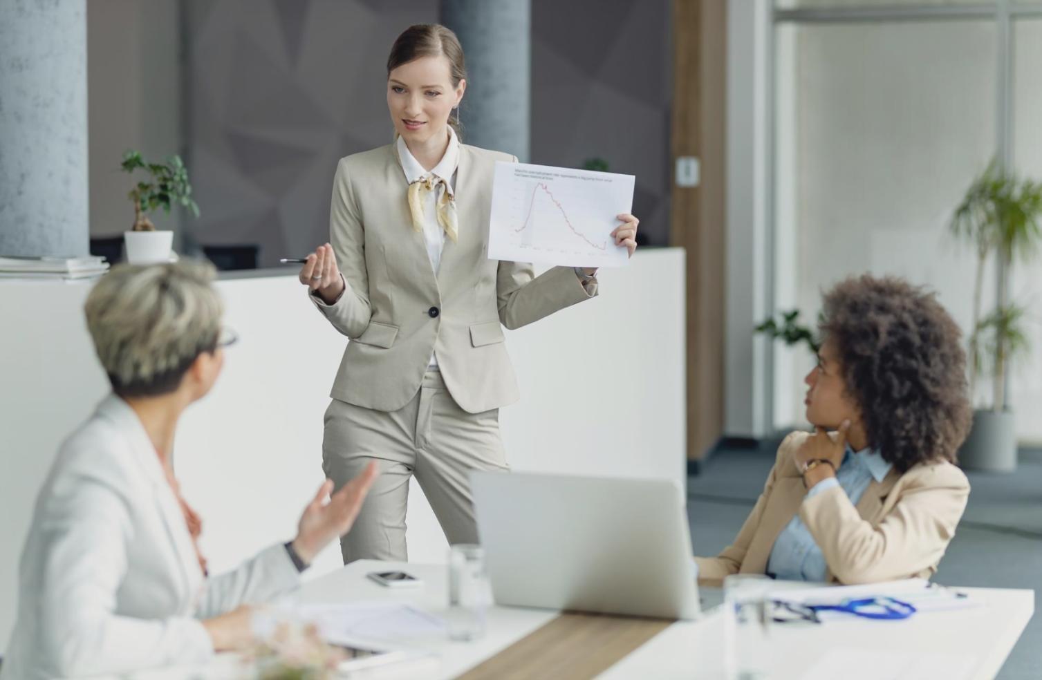 Moderne Lernumgebung mit interaktiven Whiteboards und Computern