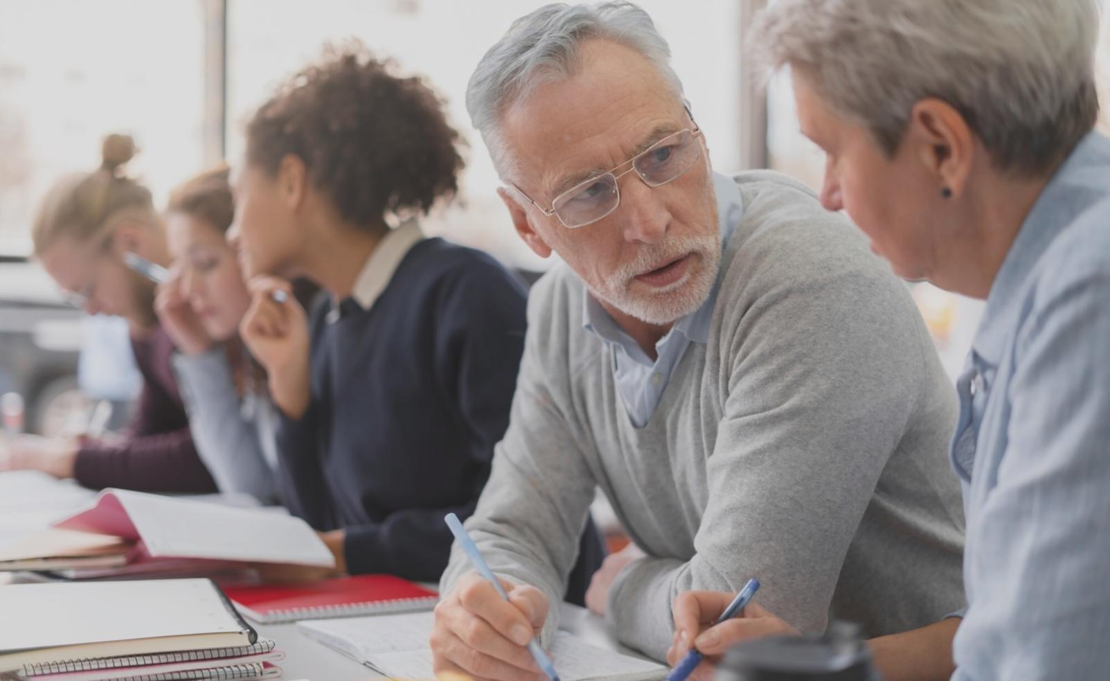 Detailaufnahme von Finanzberichten und Analysedokumenten